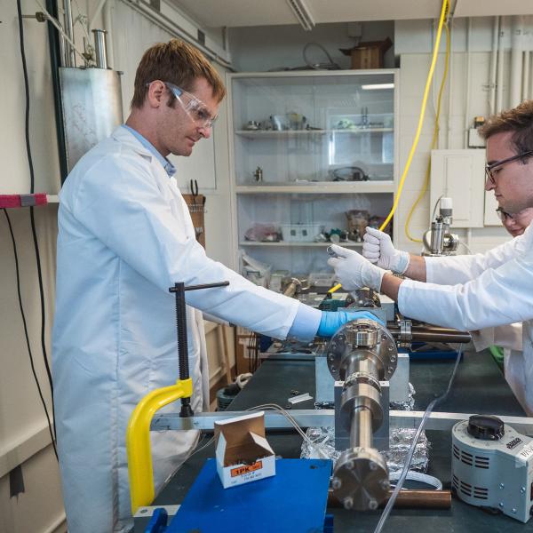 Prof. Xander Barnes gets LEAP award for his invention, “Magic Angle” Spinning Spheres for NMR